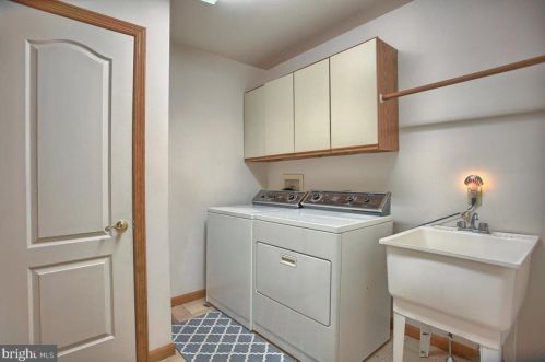 409 Dart Dr, Hanover PA 17331-1327 exterior