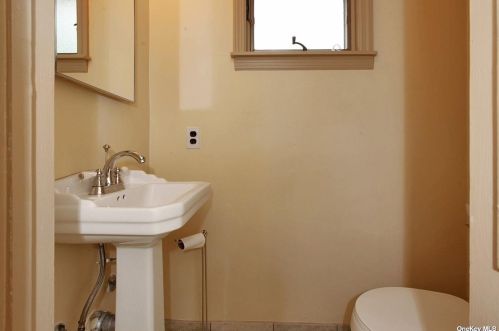 741 Park Ct, Valley Stream NY 11581-3507 exterior