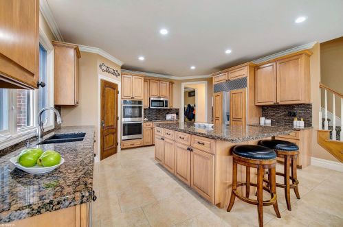 1140 Autumnview Dr, Rochester MI 48307-6060 exterior