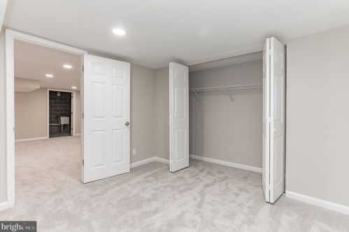 4613 Creek Shore Dr, Rockville MD 20852-2410 exterior