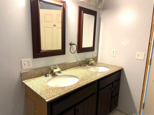 182 Quinnipiac Ave, North Haven CT 06473-3627 exterior