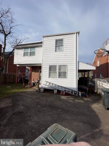 716 Croissant Pl, Washington DC 20019-2212 exterior