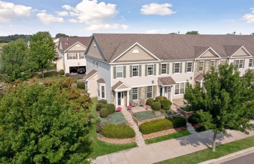 1974 Clover Ridge Dr, Chaska, MN 55318-2954