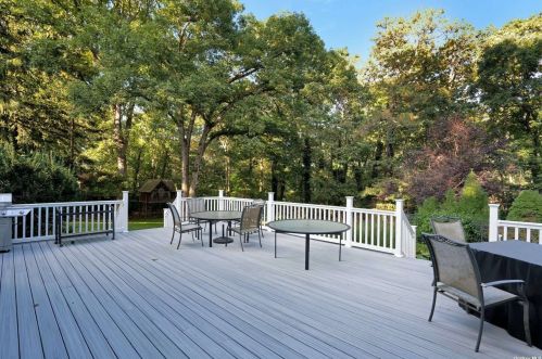 42 Clayton Dr, Huntington Station NY 11746-5503 exterior