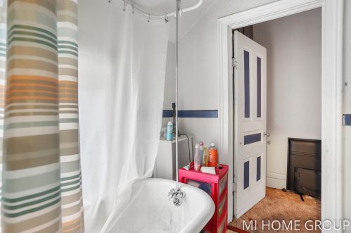 820 1 St, Grand Rapids MI 49504-5575 exterior