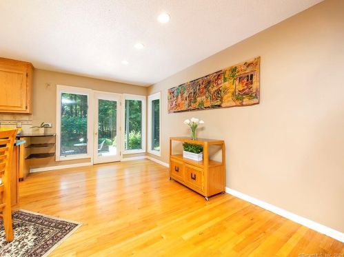 1 Essex Ct, Farmington CT 06032-1433 exterior