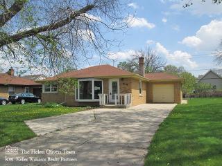589 Michigan St, Elmhurst, IL 60126-1933