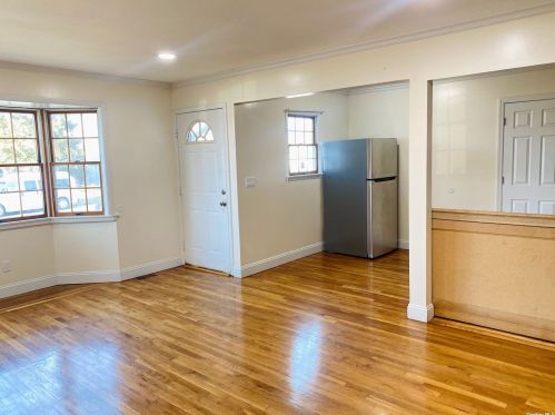 32 Elm St, Central Islip NY  11722-4145 exterior