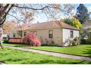 2106 Lambert St, Portland OR  97202-6245 exterior