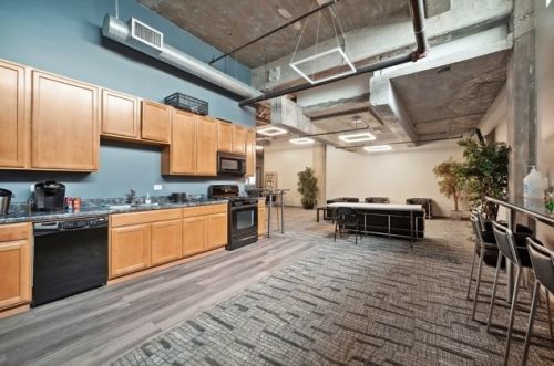 210 Desplaines St, Chicago IL  60661-5500 exterior