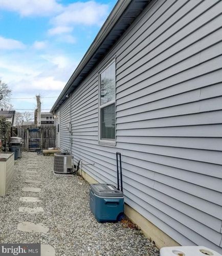 521 Riv Dr, Camden NJ 08110-2917 exterior