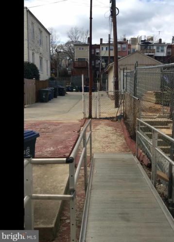 2114 4 St, Washington DC 20003-1101 exterior