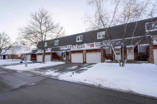 5135 Camelot Ln, Milwaukee, WI 53221-3121