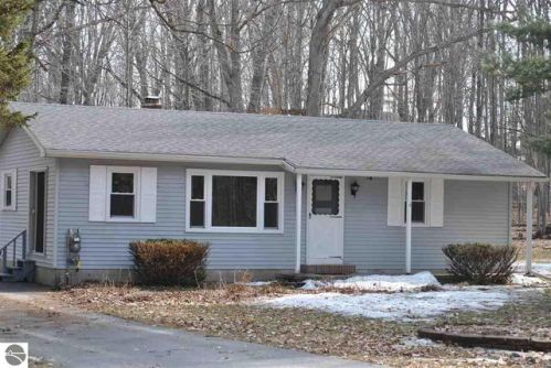 1005 Parkview Dr, Lake Isabella, MI 48893-9349