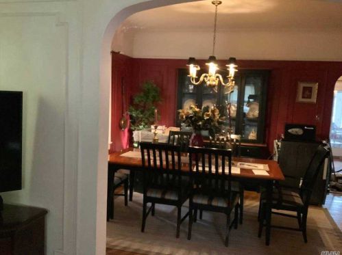 54 Frst Ave, Valley Stream NY 11581-1327 exterior