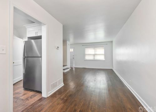 8 Roosevelt Ct, Metuchen NJ 08840-1426 exterior