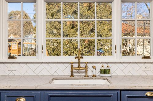 5068 Lake Dr, Milwaukee WI  53217-5748 exterior