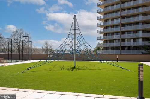 250 Reynolds St, Alexandria VA 22304-4437 exterior