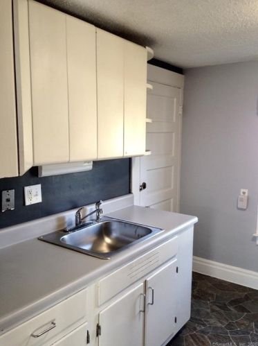 87 St, Windsor CT 06095-2408 exterior