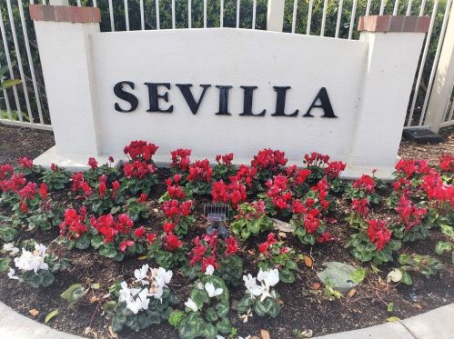 2467 Avenita Alpera, Tustin CA 92782-9004 exterior