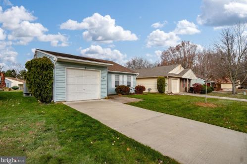 5 Fernwood Ct, Columbus, NJ 08022-1027