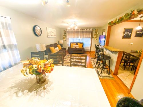 11032 Avenue, Chicago, IL 60617-6933