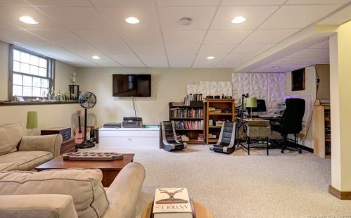 55 Mtn Brk Rd, North Haven CT 06473-1019 exterior