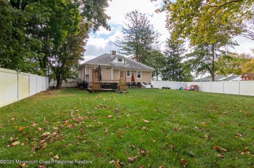 235 Broadway, East Freehold NJ 07728-1862 exterior