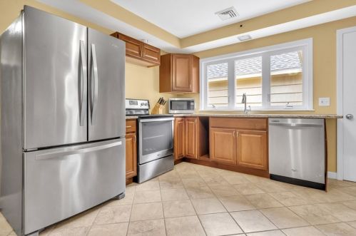 30 Kinnicutt Rd, Worcester MA 01602-1546 exterior