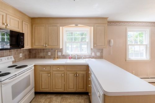 37 Endicott St, Springfield, MA 01118-2323