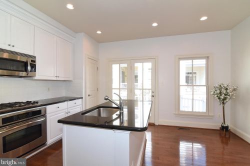 713 Carpenter Rd, Alexandria VA  22314-6227 exterior