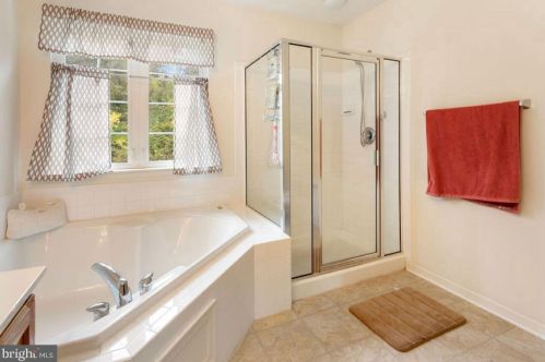 37 Louvain Dr, Hanover PA 17331-8696 exterior