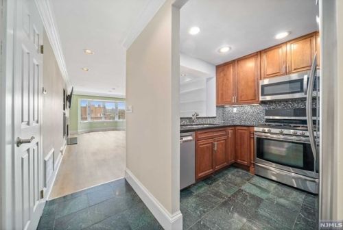 602 Hancock Ct, Edgewater NJ  07020-1608 exterior