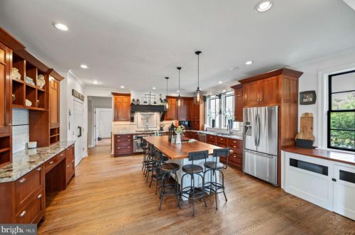 580 Mermaid Ln, Philadelphia PA 19118-4026 exterior