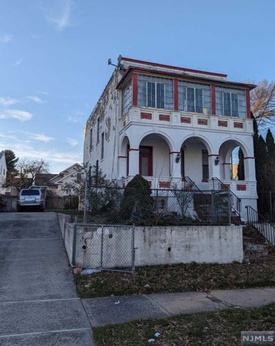 220 Madison Ave, Paterson NJ  07524-1812 exterior