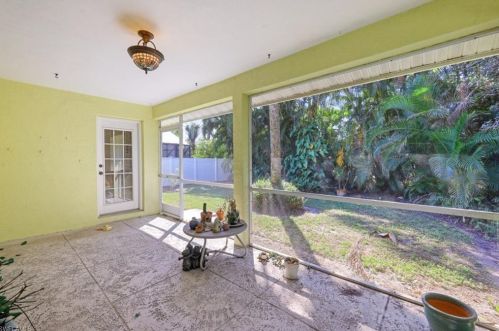 812 102 Ave, Naples FL 34108-3216 exterior
