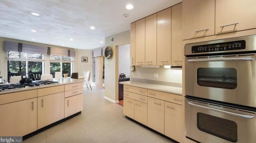 868 Broadmoor Rd, Huntingdon Valley PA 19006-2803 exterior