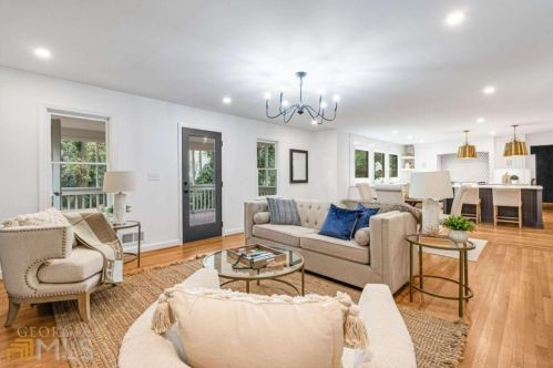 6160 Heards Creek Dr, Atlanta GA  30328-3635 exterior