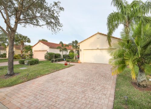 393 Breezy Point Loop, Fort Pierce FL  34986-2668 exterior