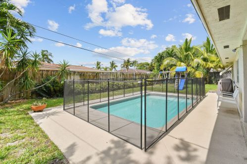 1330 27 Ave, Boynton Beach FL 33435-7529 exterior