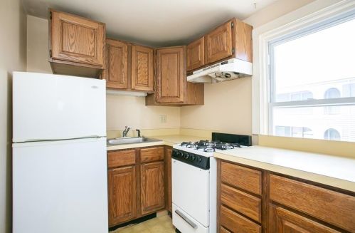 17 Byrnes St, Middletown RI 02840-4059 exterior