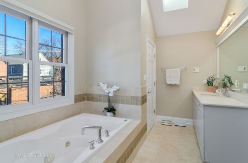 1908 Barry Ave, Chicago IL 60657-2022 exterior