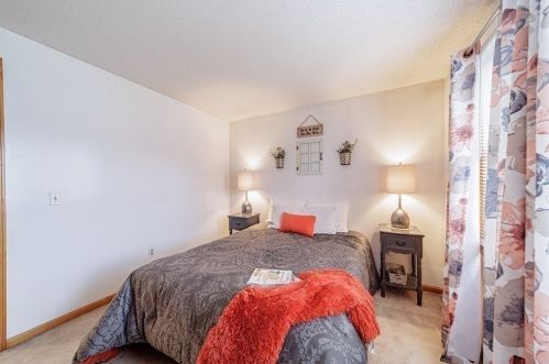 201 Winterset Dr, Springfield MA 01129-1850 exterior