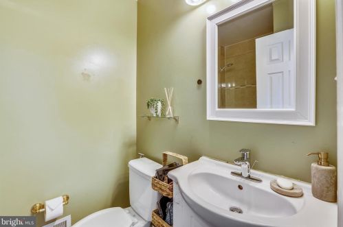 10 Grovepoint Ct, Rockville MD 20854-5505 exterior