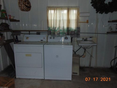 423 Cpe Florida Way, Naples FL 34104-4109 exterior