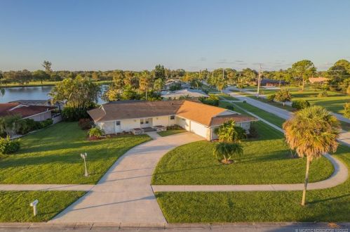 1579 Sunshine Ave, Fort Pierce FL  34952-6011 exterior