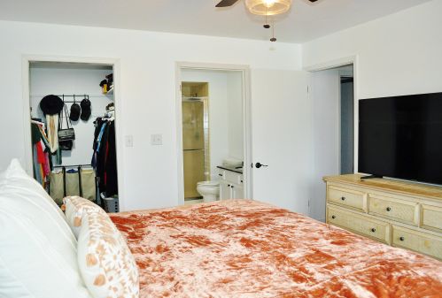 4206 Ridgewood Ln, Milwaukee WI 53221-1094 exterior