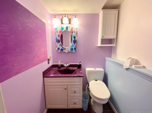 3 Oliver Rd, Enfield CT 06082-5512 exterior