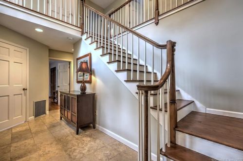 55 Mtn Brk Rd, North Haven CT 06473-1019 exterior