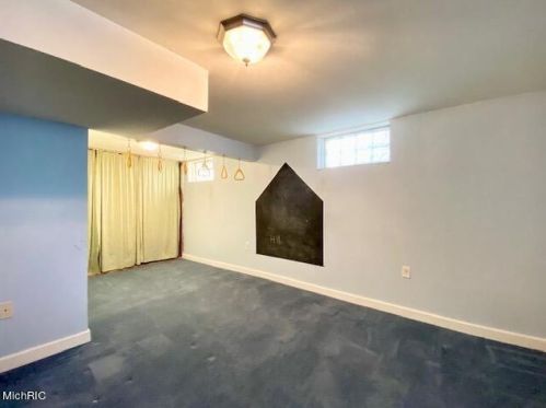 1301 Cavanagh St, Grand Rapids MI 49508-6127 exterior